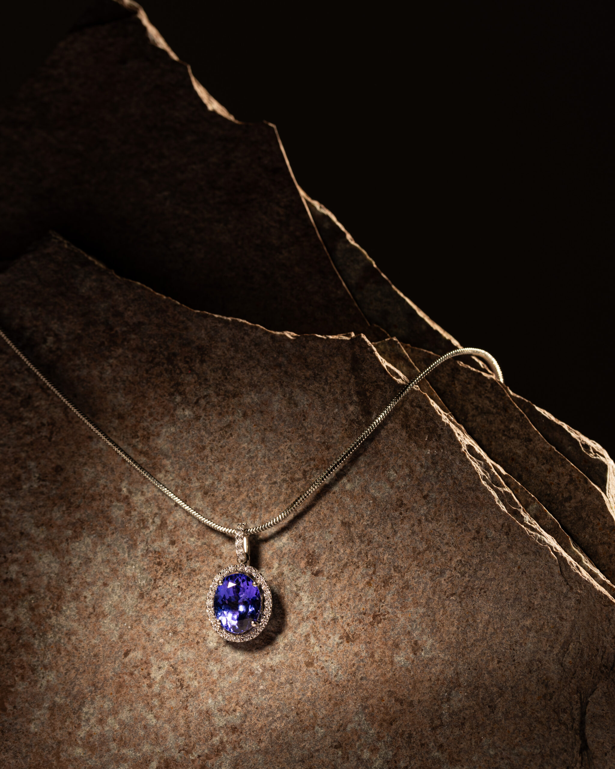 Tanzanite pendant in 18kt white gold and studded with natural diamonds