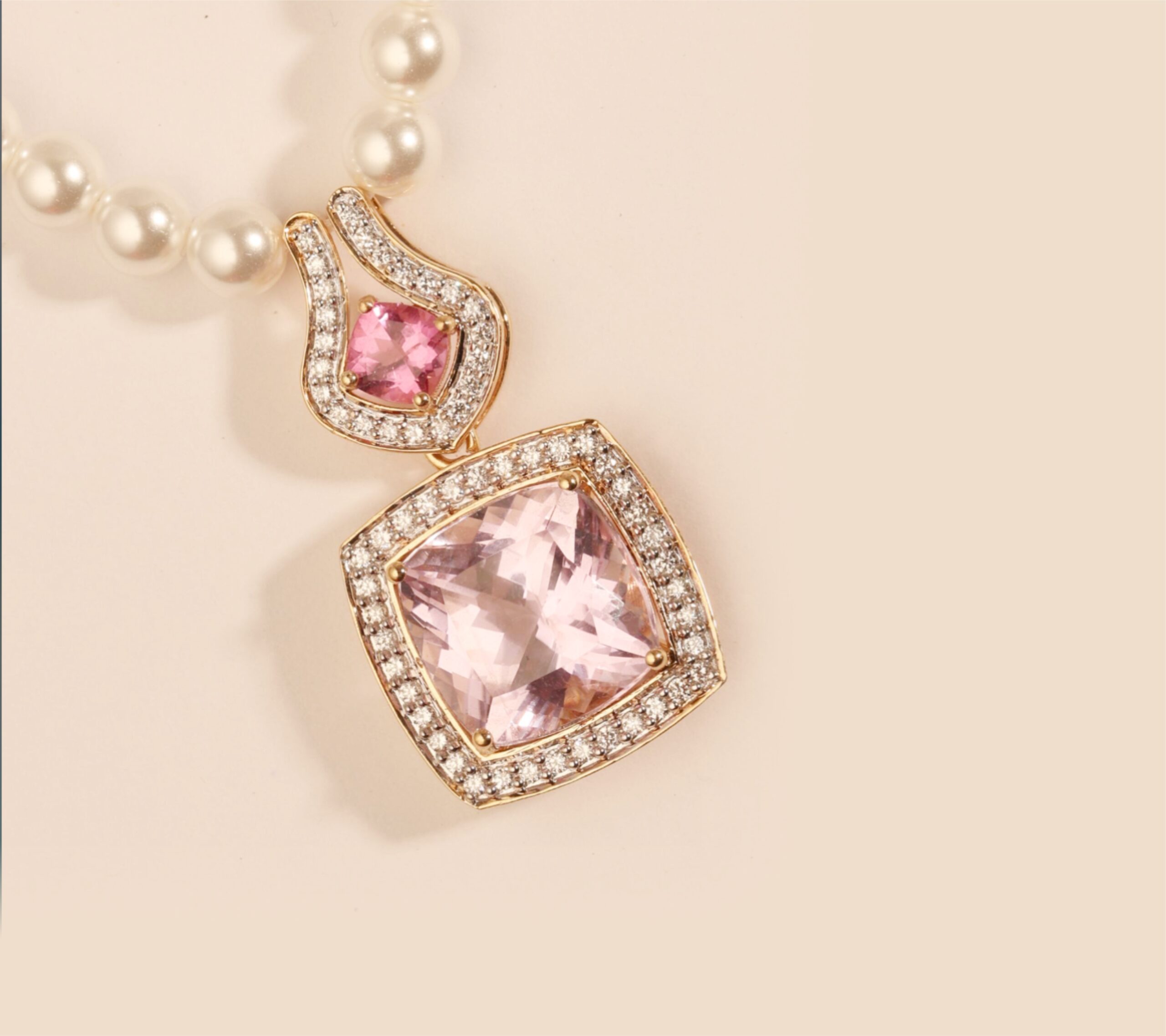 Pearl necklace in gold